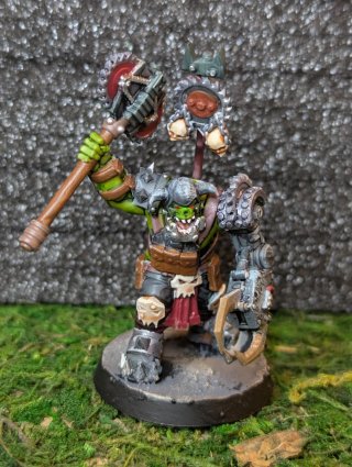 10 Orkos pintados y barnizados estilo Warhammer40K