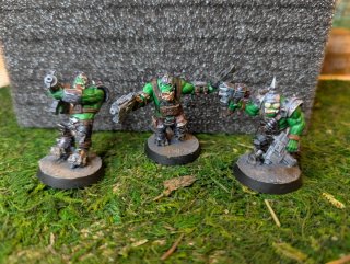 10 Orkos pintados y barnizados estilo Warhammer40K