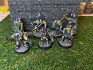 10 Orkos pintados y barnizados estilo Warhammer40K