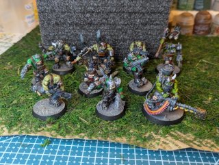 10 Orkos pintados y barnizados estilo Warhammer40K