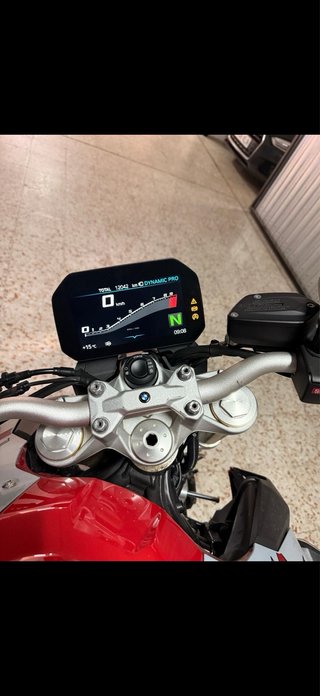 BMW F900R Naked Roja y Plata