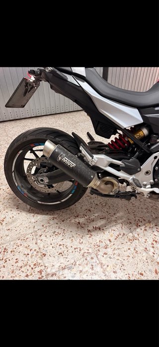 BMW F900R Naked Roja y Plata