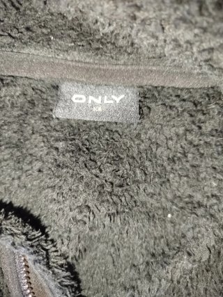 Chaqueta polar negra con cremallera