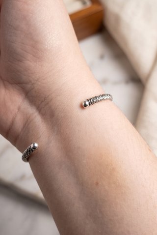 Pulsera plata de ley 925 rígida abierta enroscada