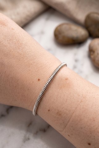 Pulsera plata de ley 925 rígida abierta enroscada