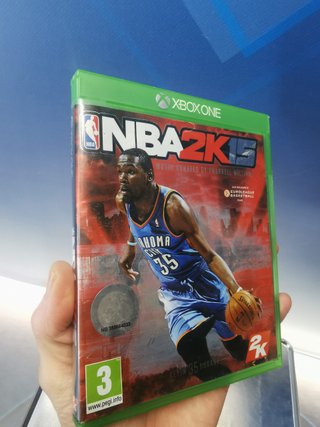 Videogioco NBA 2K215 per Xbox One con copertina leggermente danneggiata