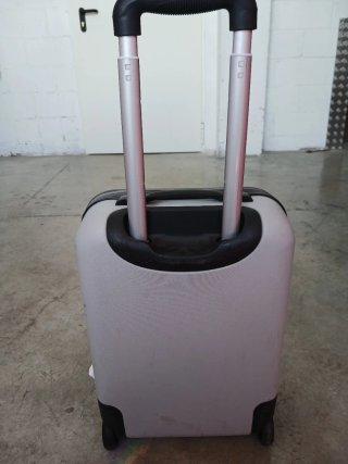 Maleta de viaje gris y blanca