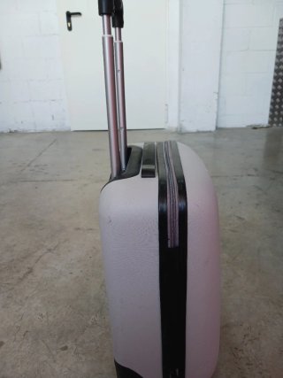 Maleta de viaje gris y blanca