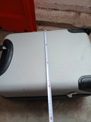 Maleta de viaje gris y blanca