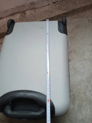 Maleta de viaje gris y blanca