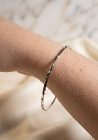 Pulsera rígida PLATA DE LEY 925 diseño cerrada