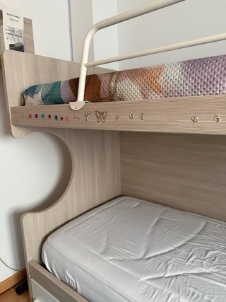 Litera juvenil con cajones y escaleras