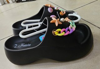 Ciabatte nere platform con charms