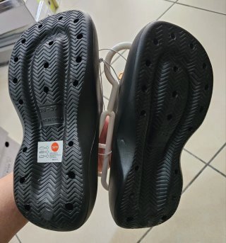 Ciabatte nere platform con charms