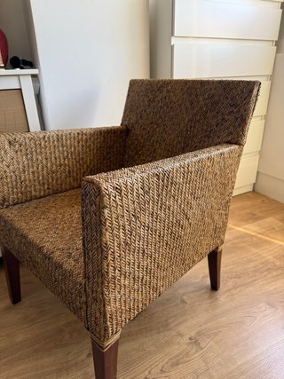 Sillón de mimbre y madera