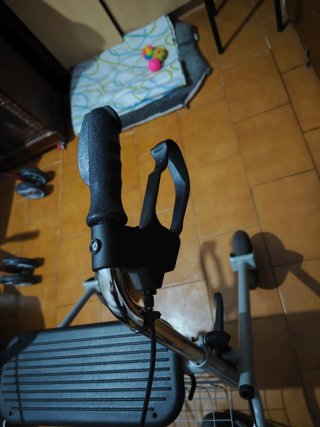 Andador para adultos con cesta