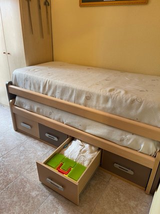 Cama compacta con cajones y colchones