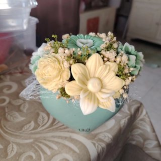 Vaso con fiori di cera