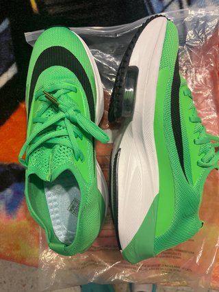 Zapatillas de running verdes y blancas