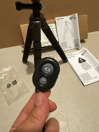 Trípode Amazon Basics con mando