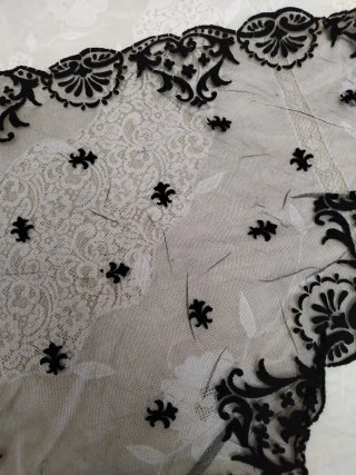 Mantilla antigua de encaje negro