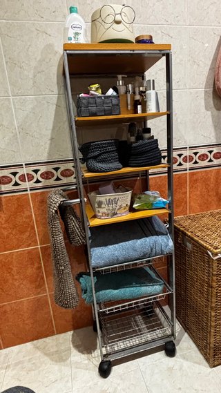 Estantería de baño con ruedas