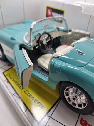 Chevrolet Corvette 1957 BburagoGoldCollection 1:18