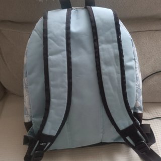 Mochila Reebok floral azul y blanco