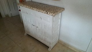 Mueble de madera blanco con puertas y cajones