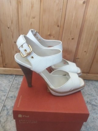 Zapatos de tacón blancos