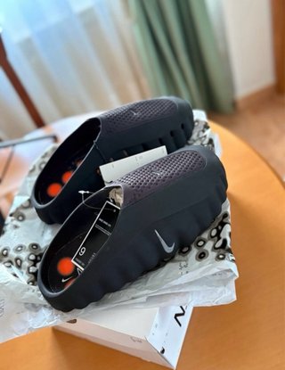 Chanclas Nike Mind 001 grises y negras