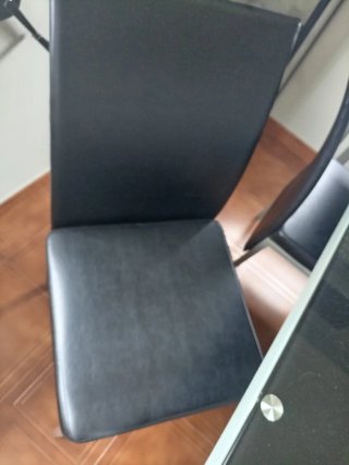 Tavolo da Pranzo in Cristallo Nero e 4 Sedie Grigie