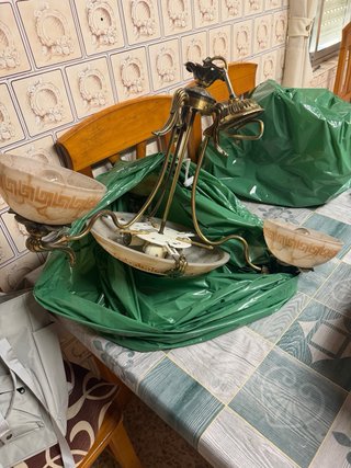 Lámpara de techo dorada y verde