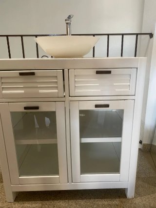 Mueble de baño con lavabo y grifo
