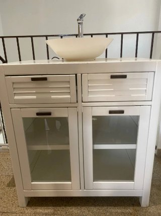 Mueble de baño con lavabo y grifo