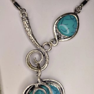 Collar largo con piedra turquesa