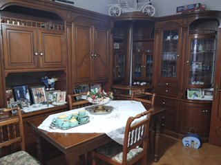 Salone in legno con bar