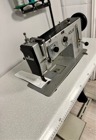 Máquina de coser industrial adler