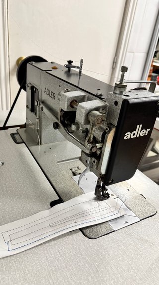 Máquina de coser industrial adler