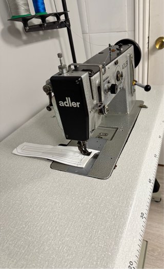 Máquina de coser industrial adler