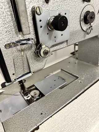 Máquina de coser industrial adler