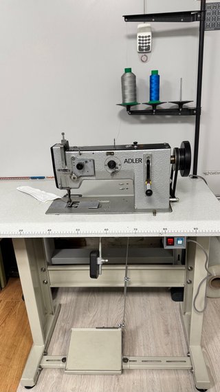 Máquina de coser industrial adler