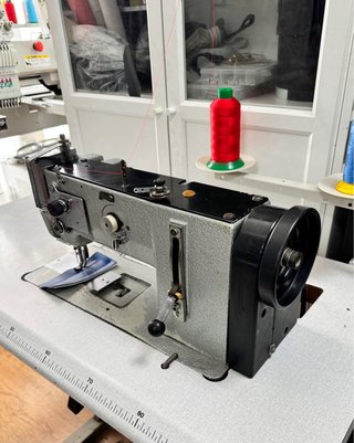 Máquina de coser industrial adler