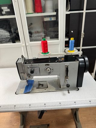 Máquina de coser industrial adler