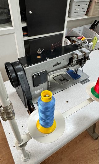 Máquina de coser industrial adler
