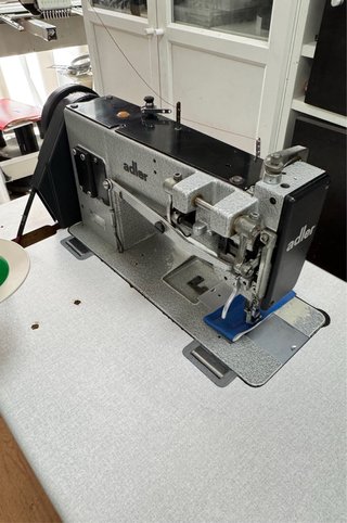 Máquina de coser industrial adler