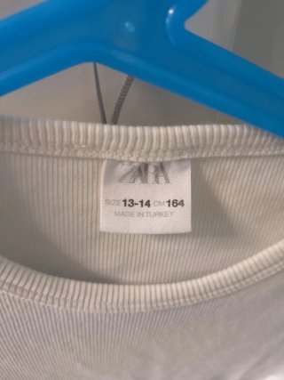 Camiseta Zara blanca con detalles laterales