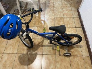 Bicicleta infantil azul con ruedines