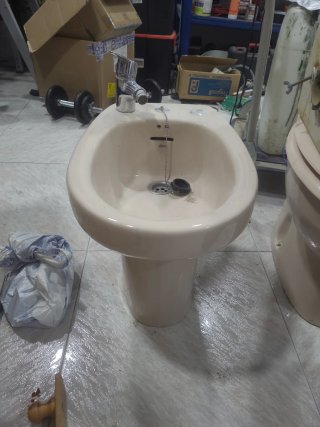 Mueble lavabo con espejo, inodoro y bidé