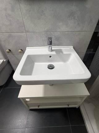 Conjunto de baño lavabo, mueble y espejo.